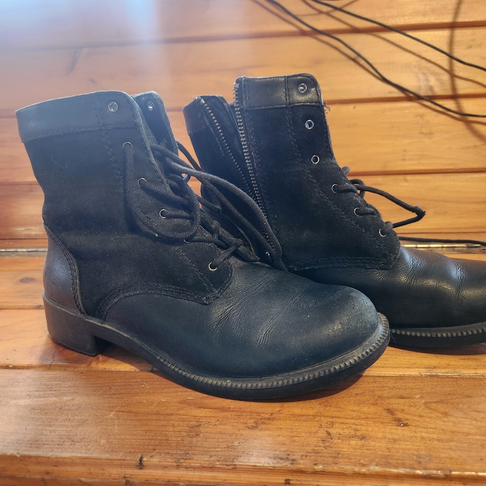 Black Women's Lace-Up Boots